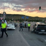 kayseride-otomobil-trafik-isiklarinda-bekleyen-4-araca-carpti-4-yarali-kjNxwfXE.jpg