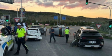 kayseride-otomobil-trafik-isiklarinda-bekleyen-4-araca-carpti-4-yarali-kjNxwfXE.jpg