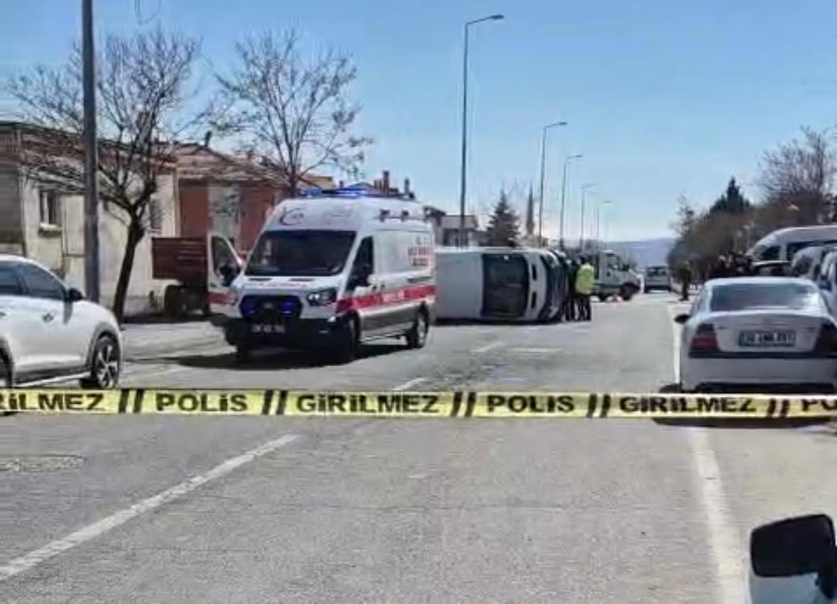 kayseride otomobille carpisan ogrenci servisi yan yatti 0 39ZflYLu