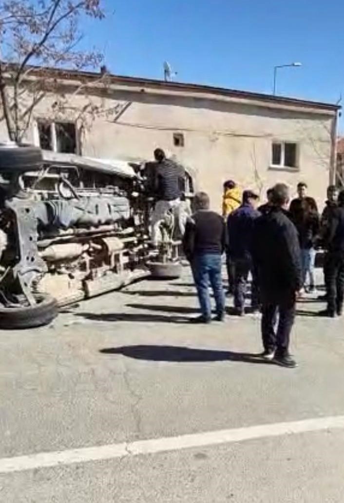 kayseride otomobille carpisan ogrenci servisi yan yatti 1 jR21u82u