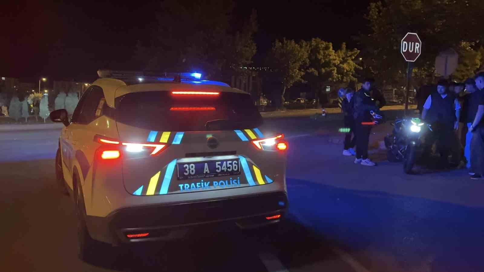 kayseride otomobille motosiklet carpisti 1i agir 2 yarali 2 1TinPJ4i