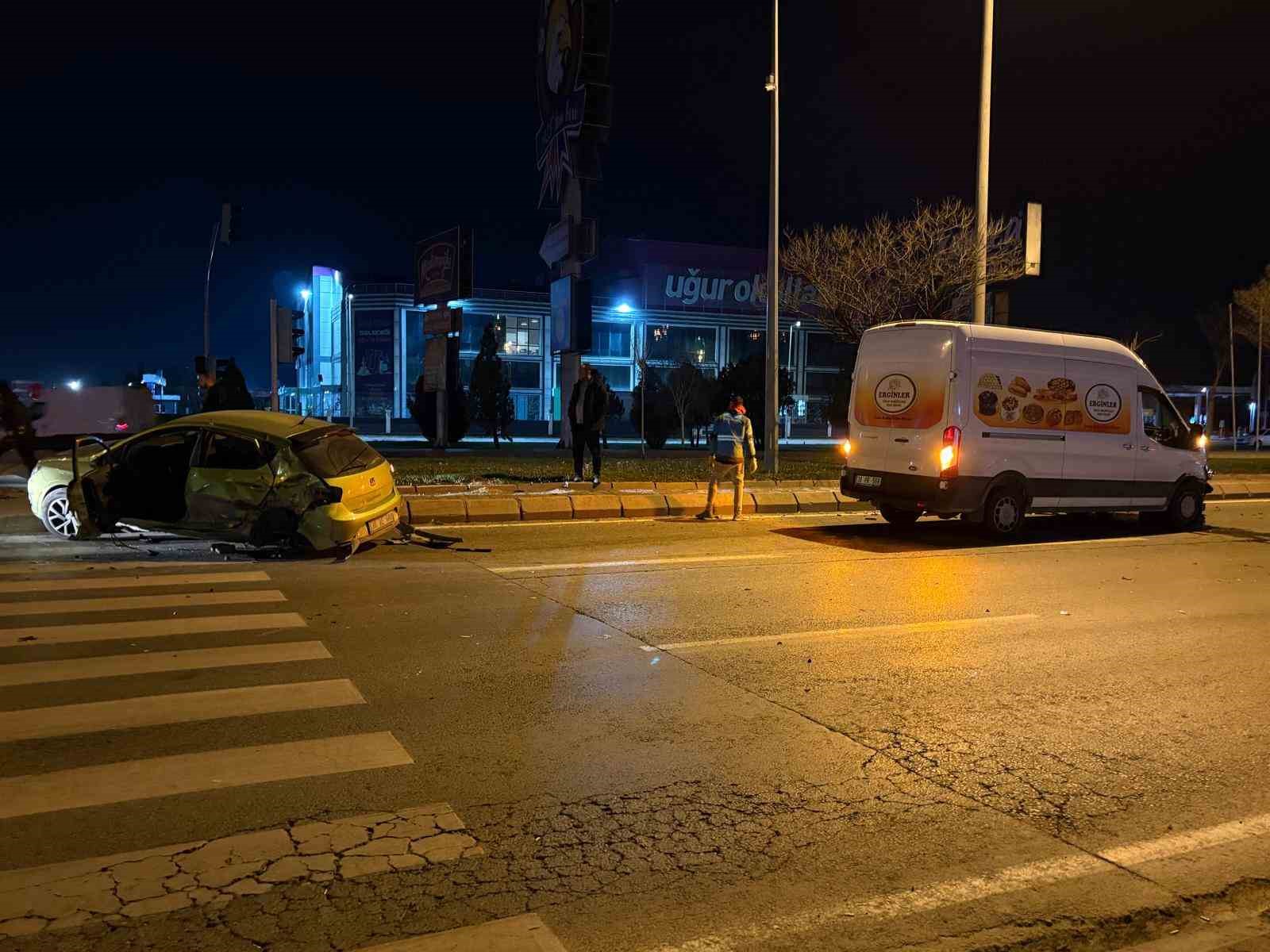 kayseride otomobille panelvan arac carpisti 1 yarali 0 F3N4LrfX