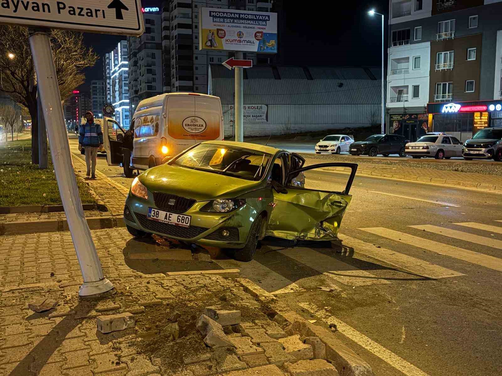 kayseride otomobille panelvan arac carpisti 1 yarali 1 GZEtbu8u