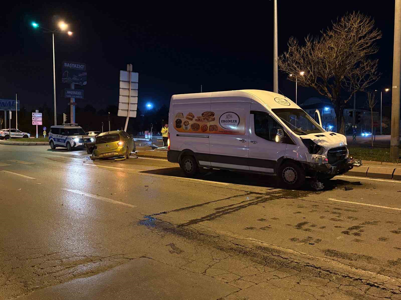 kayseride otomobille panelvan arac carpisti 1 yarali 2 WOXIy7BA