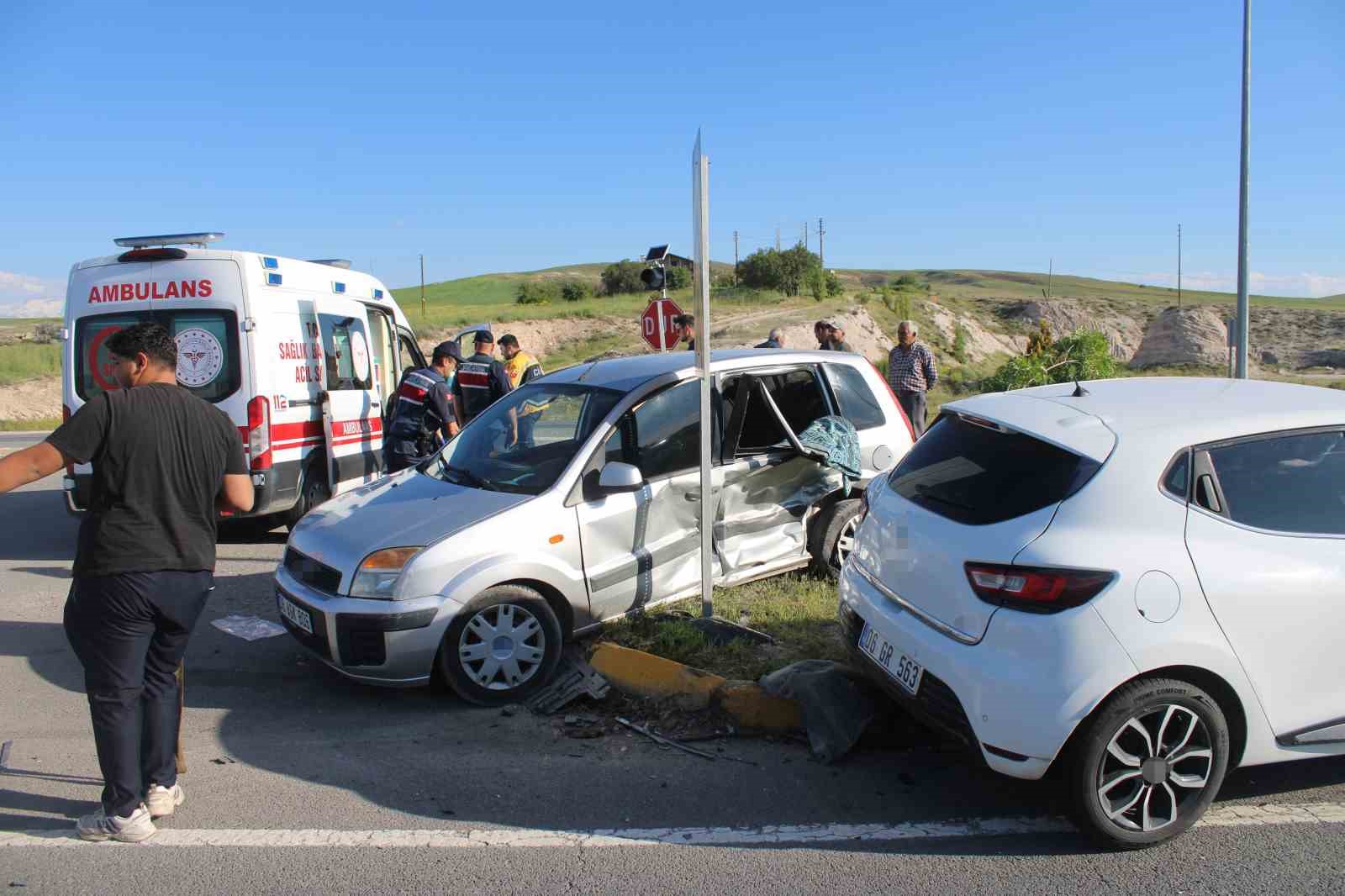kayseride otomobiller carpisti 1i agir 6 yarali 1 mUWseJFn