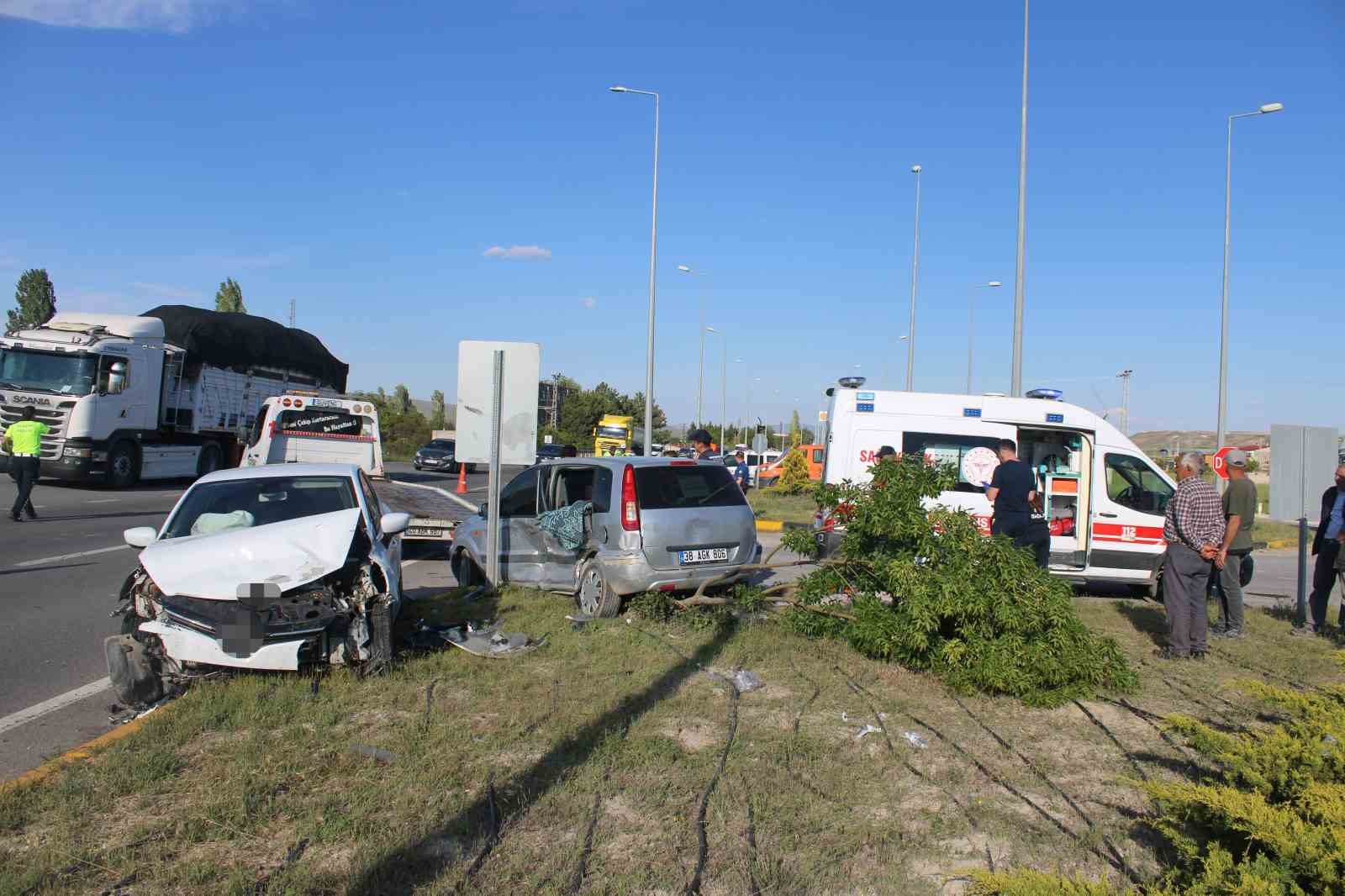 kayseride otomobiller carpisti 1i agir 6 yarali 3
