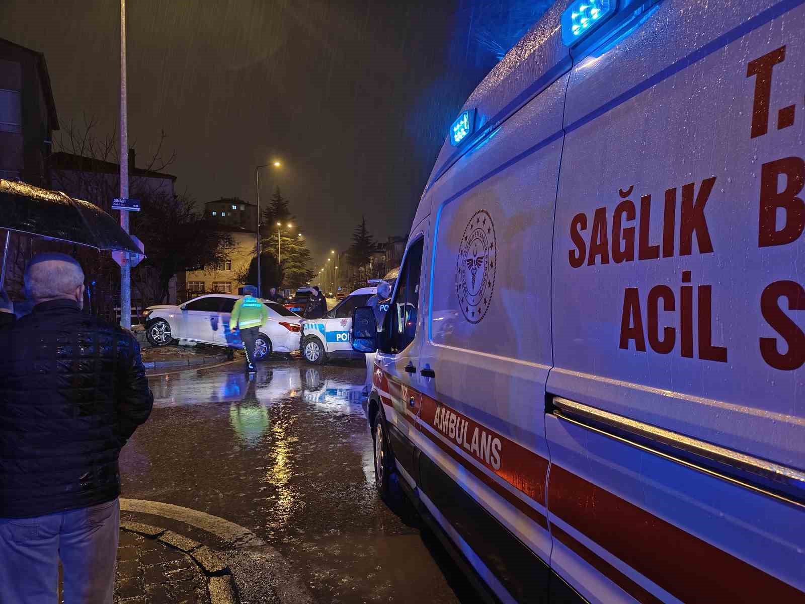kayseride polis araci ile otomobil carpisti 1 yarali 2 WyTfA1s2