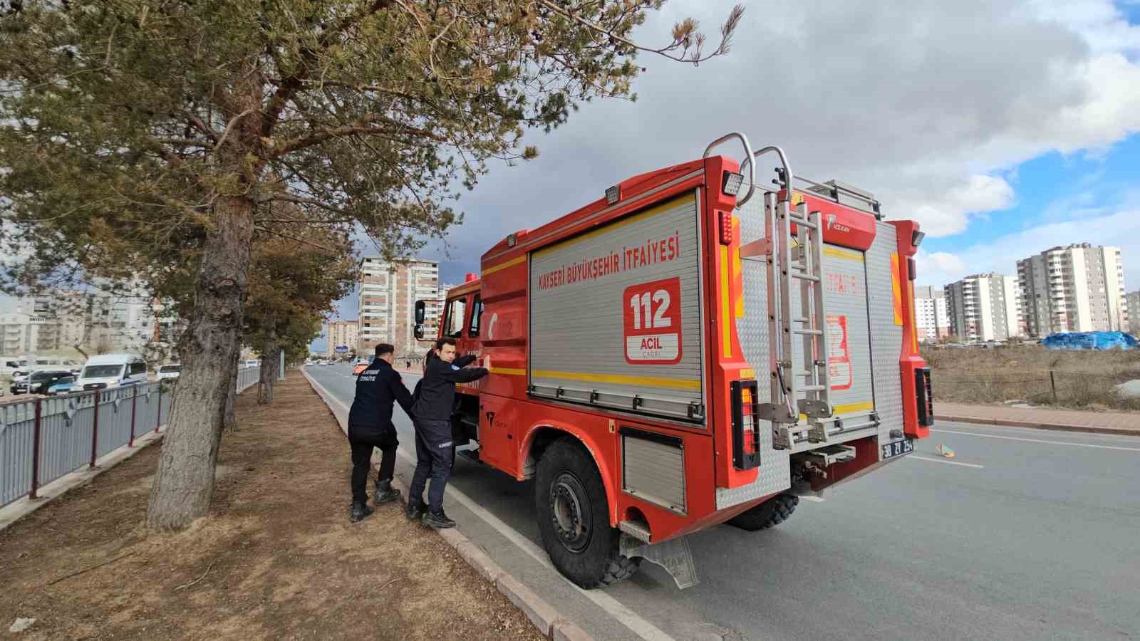 kayseride siddetli ruzgar agaci kokunden soktu 2 pICDcbbw