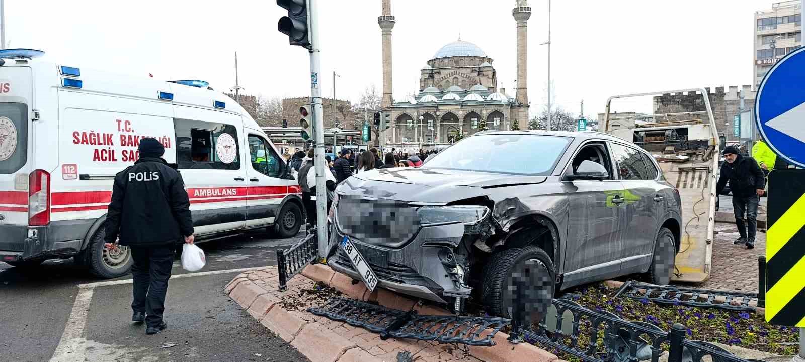 kayseride suv arac yayalarin arasina daldi 5 yarali 1 B8kG5fmQ