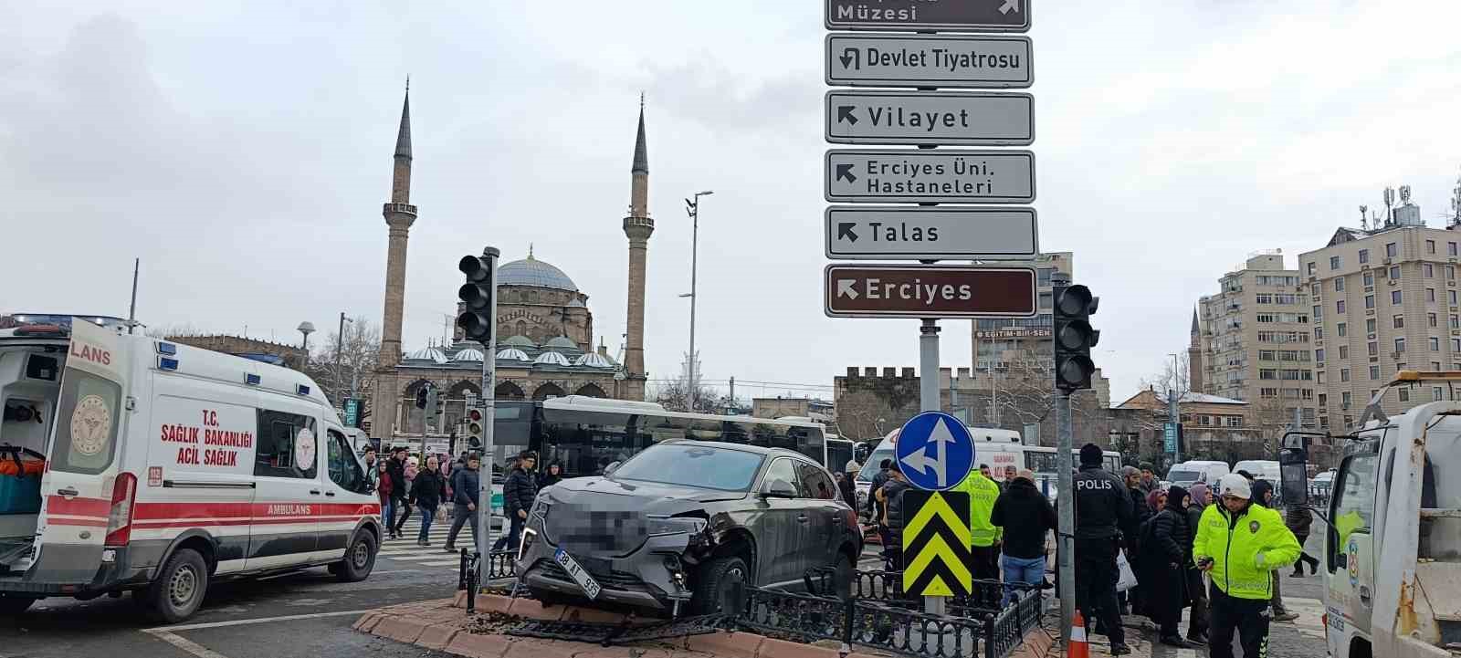 kayseride suv arac yayalarin arasina daldi 5 yarali 4 ajJAH7bw