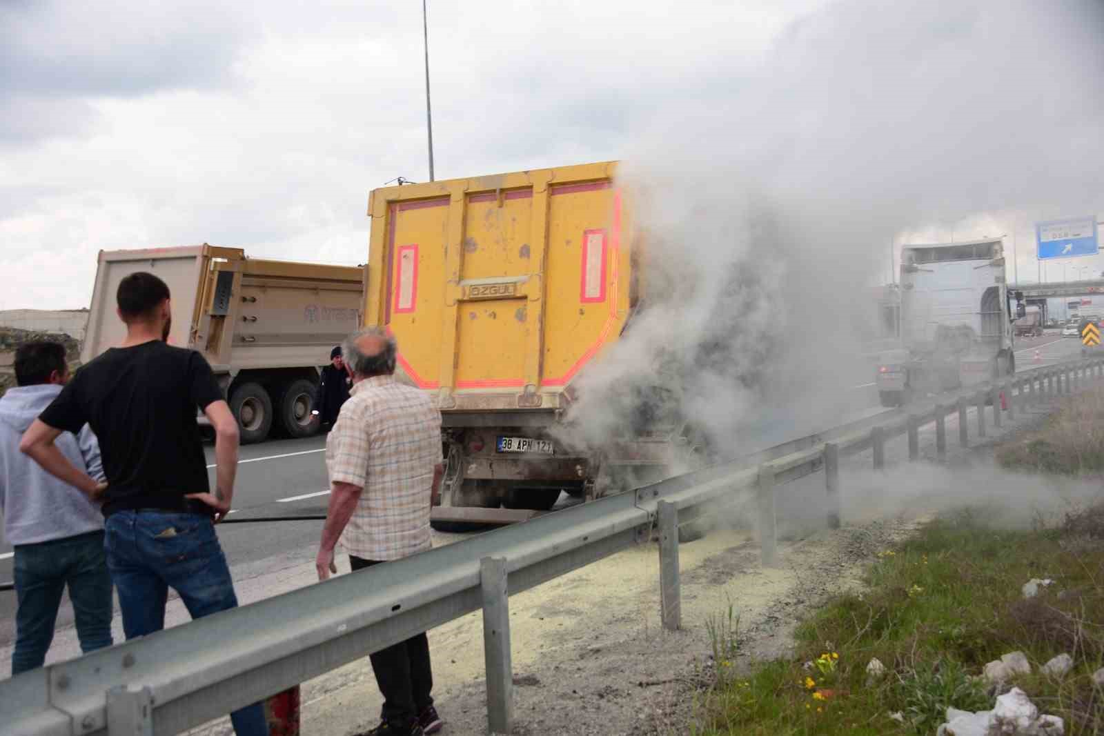 Kayseri’de tırın lastiklerinde çıkan yangın büyümeden söndürüldü 4 kayseride tirin lastiklerinde cikan yangin buyumeden sonduruldu 0 NGdv5Qkq