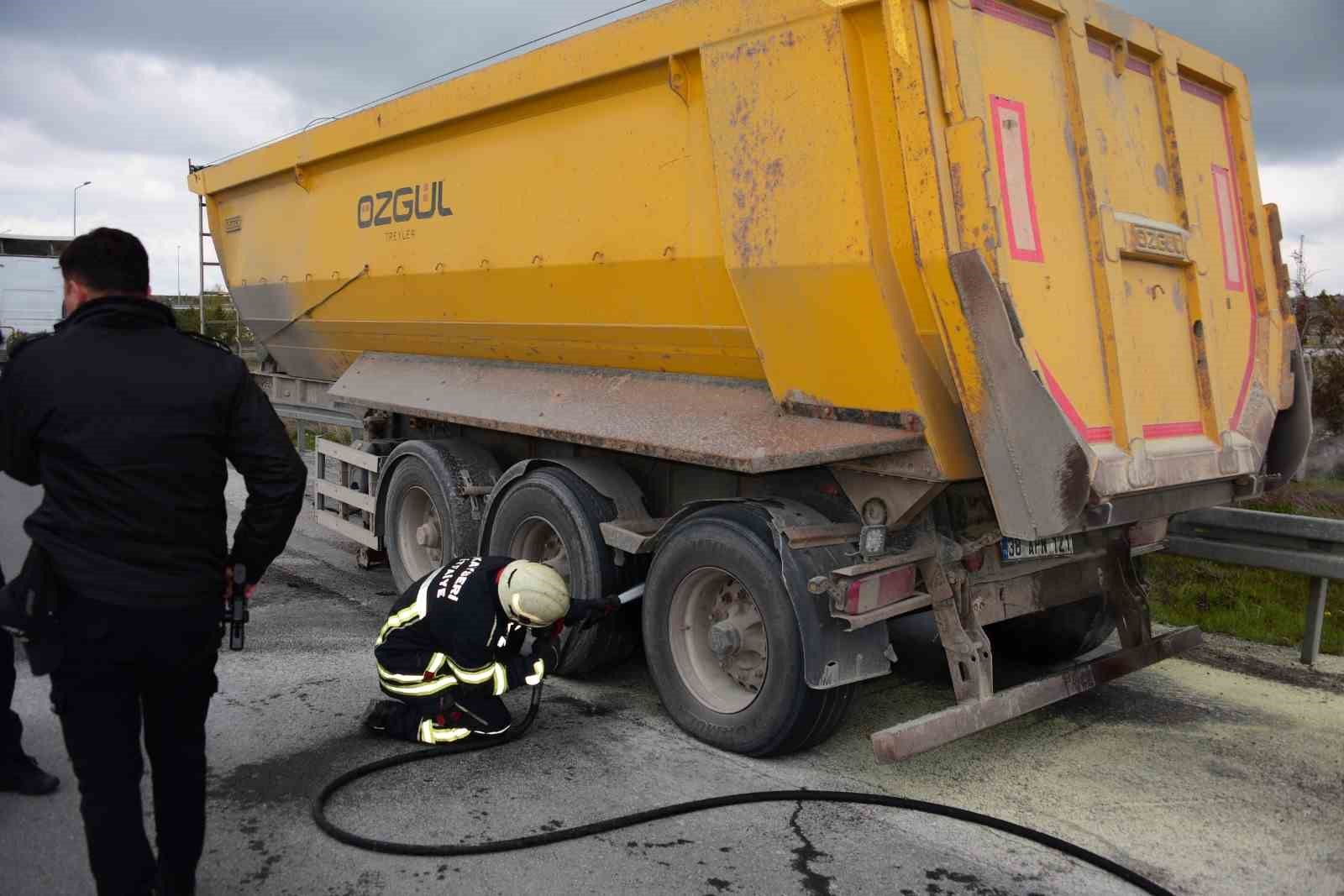 Kayseri’de tırın lastiklerinde çıkan yangın büyümeden söndürüldü 5 kayseride tirin lastiklerinde cikan yangin buyumeden sonduruldu 1 EjPFSjXg
