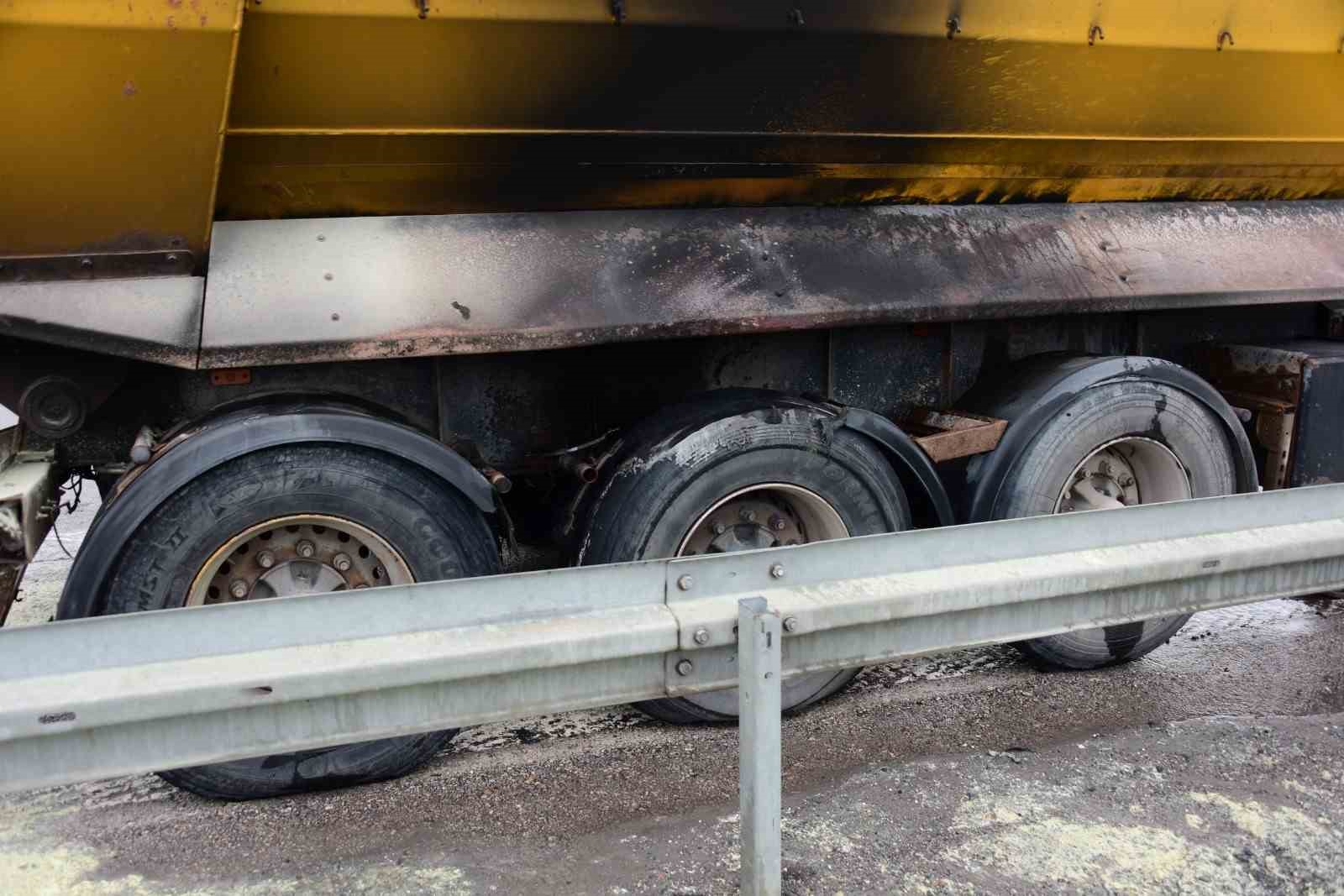 Kayseri’de tırın lastiklerinde çıkan yangın büyümeden söndürüldü 6 kayseride tirin lastiklerinde cikan yangin buyumeden sonduruldu 2 JOzELCFY
