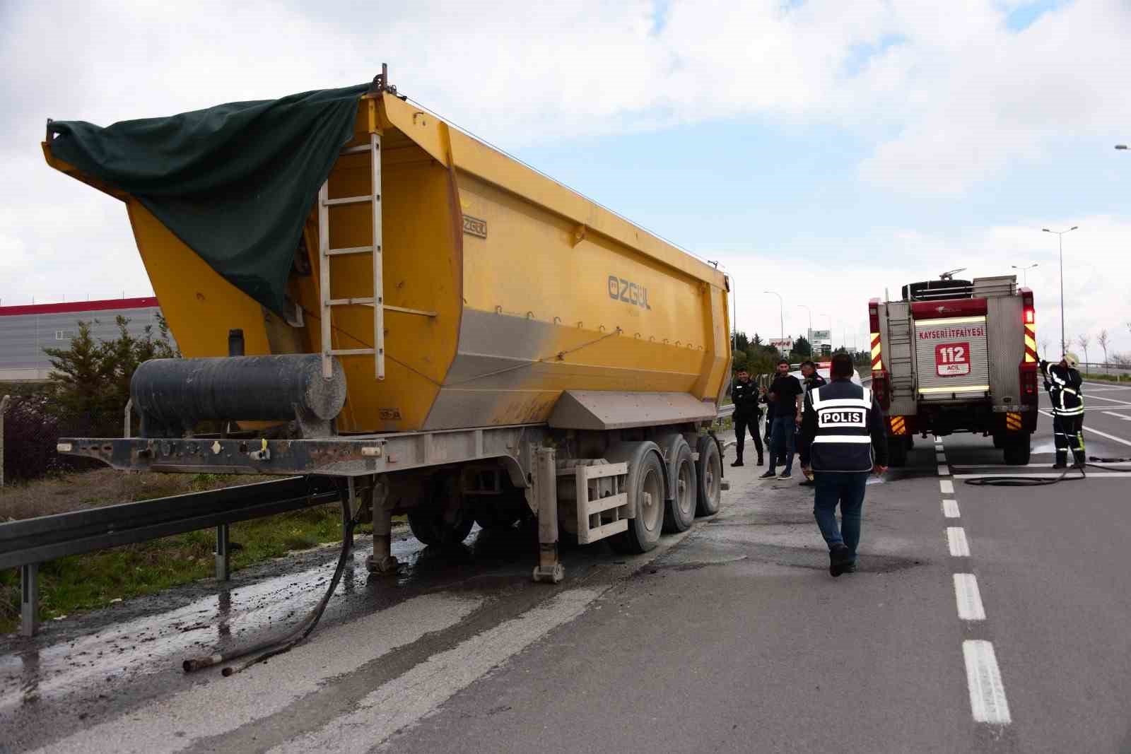 Kayseri’de tırın lastiklerinde çıkan yangın büyümeden söndürüldü 7 kayseride tirin lastiklerinde cikan yangin buyumeden sonduruldu 3