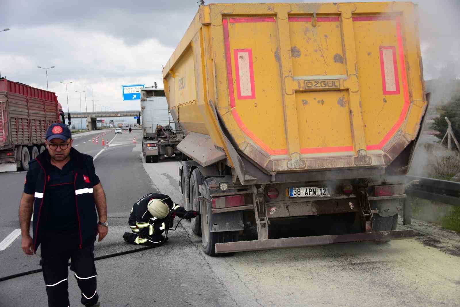 Kayseri’de tırın lastiklerinde çıkan yangın büyümeden söndürüldü 10 kayseride tirin lastiklerinde cikan yangin buyumeden sonduruldu 6 nMYUUDG8