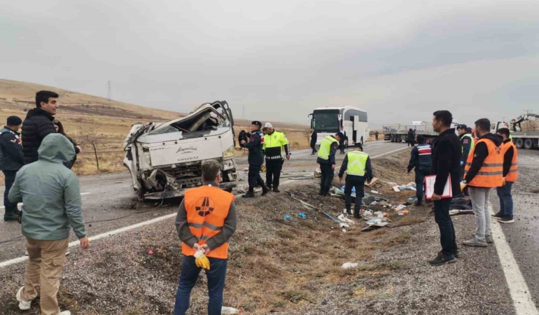 kayseride-zincirleme-kaza-olu-ve-yaralilar-var-J2e6j98y.jpg
