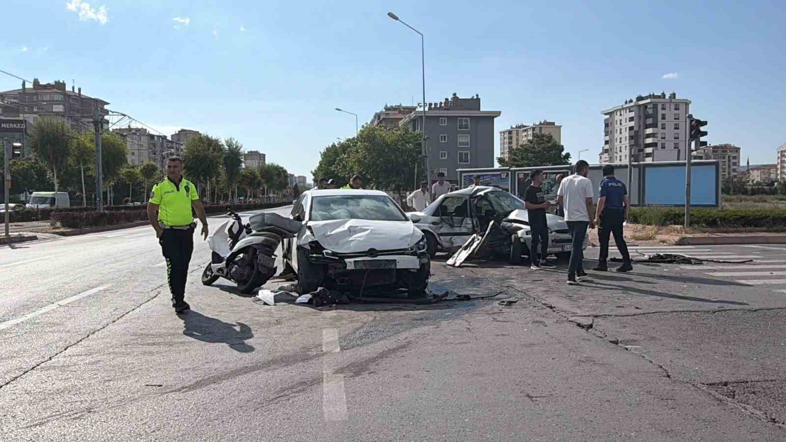Kayseri’de zincirleme kazada otomobil kağıt gibi ezildi: 5 yaralı 4 kayseride zincirleme kazada otomobil kagit gibi ezildi 5 yarali 0 cP8LHUZz