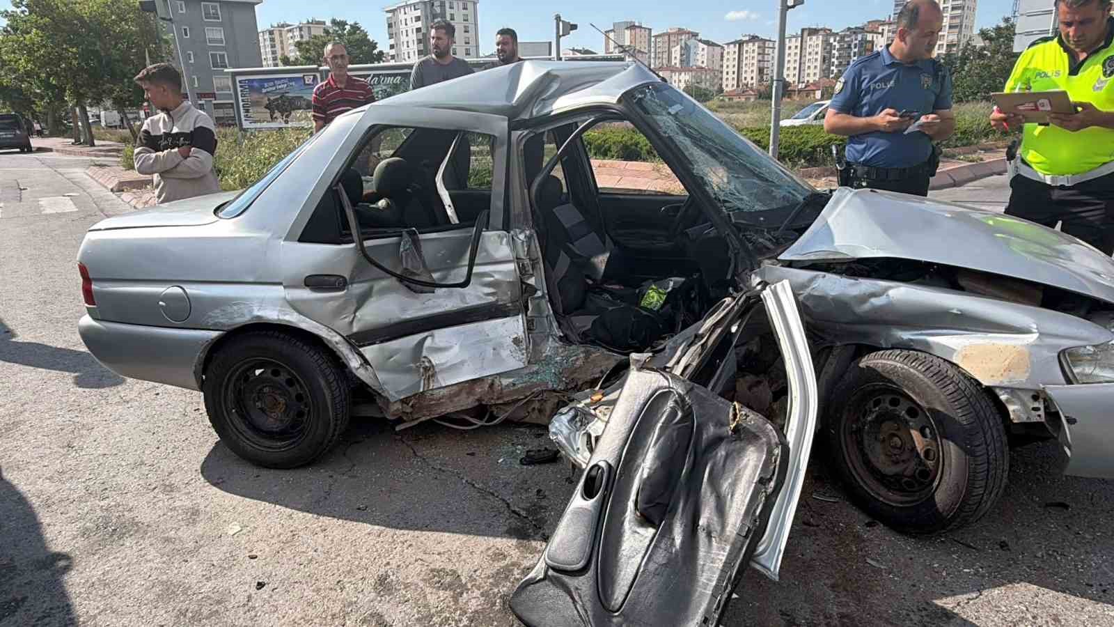 Kayseri’de zincirleme kazada otomobil kağıt gibi ezildi: 5 yaralı 5 kayseride zincirleme kazada otomobil kagit gibi ezildi 5 yarali 1 pO6TMhrN