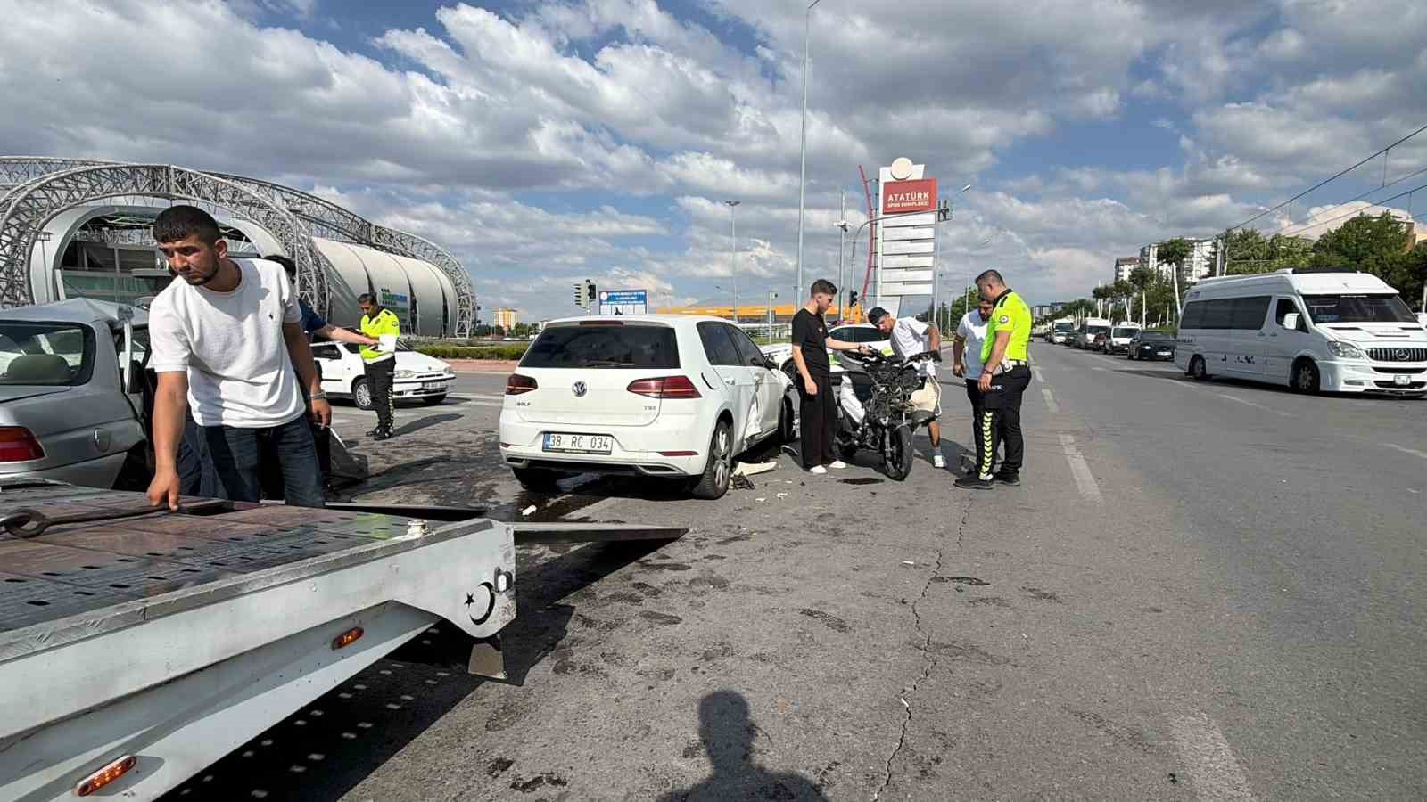 Kayseri’de zincirleme kazada otomobil kağıt gibi ezildi: 5 yaralı 6 kayseride zincirleme kazada otomobil kagit gibi ezildi 5 yarali 2 NLk12IwN
