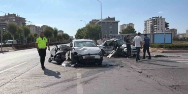 kayseride-zincirleme-kazada-otomobil-kagit-gibi-ezildi-5-yarali-2GiZGKtW.jpg