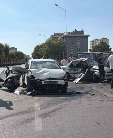 kayseride-zincirleme-kazada-otomobil-kagit-gibi-ezildi-5-yarali-2GiZGKtW.jpg
