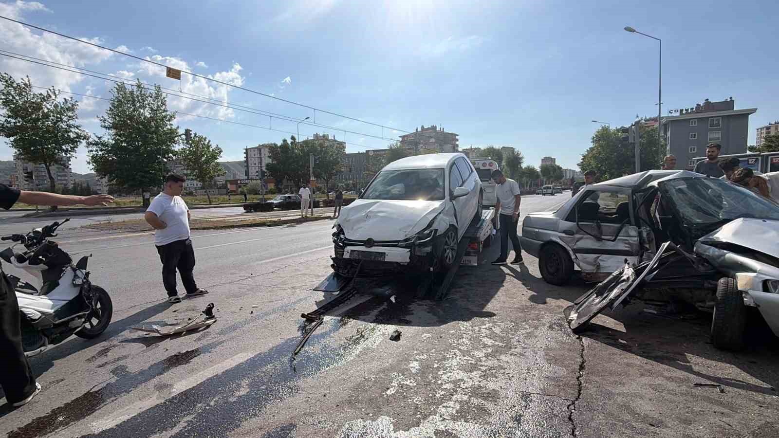 Kayseri’de zincirleme kazada otomobil kağıt gibi ezildi: 5 yaralı 7 kayseride zincirleme kazada otomobil kagit gibi ezildi 5 yarali 3 4OOpL3Ip