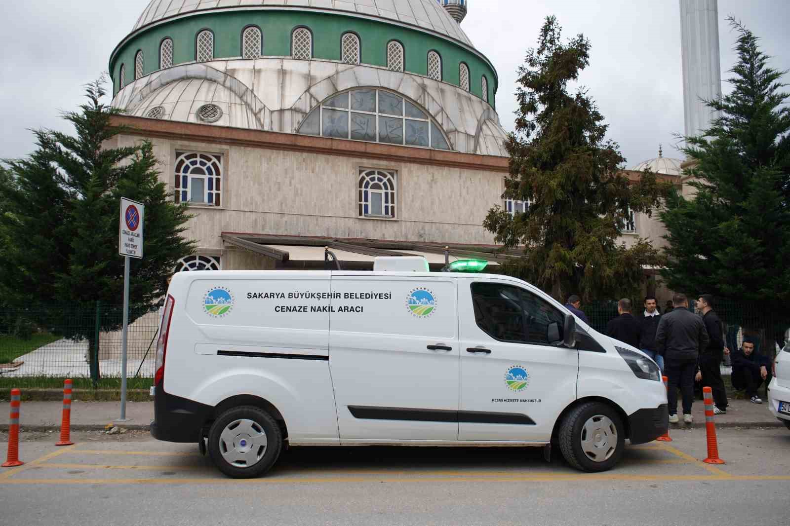 kayserideki feci kazada hayatini kaybeden intern doktor sakaryada defnedildi 4 VVQJ1LDj