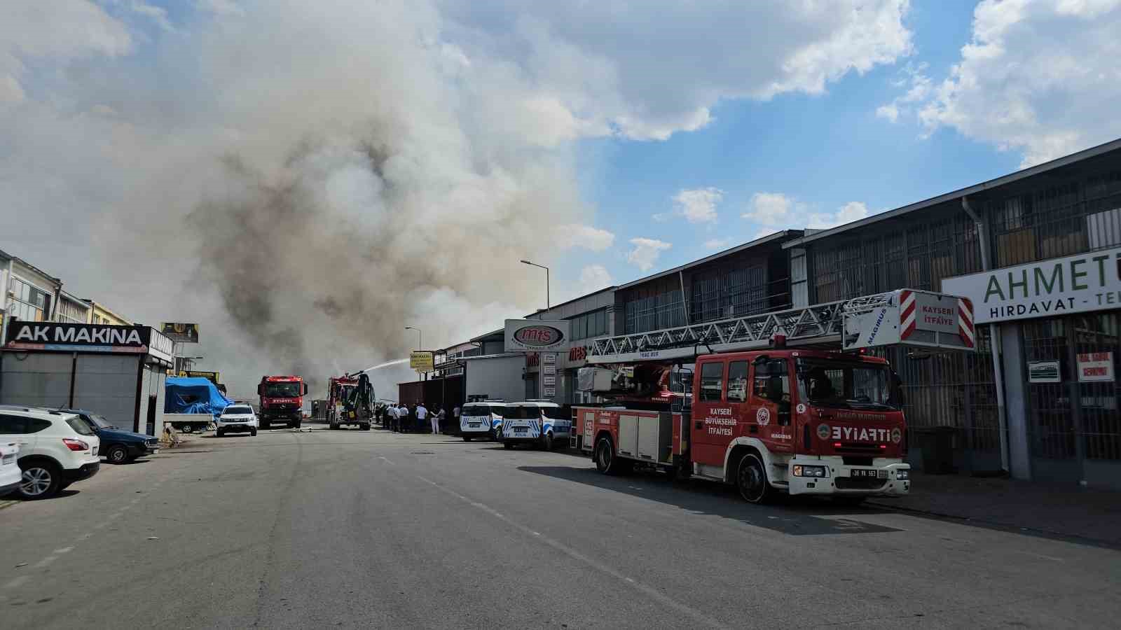 Kayseri’deki hurda yangını 2 saatte söndürüldü 5 kayserideki hurda yangini 2 saatte sonduruldu 1 AwgGcLbG