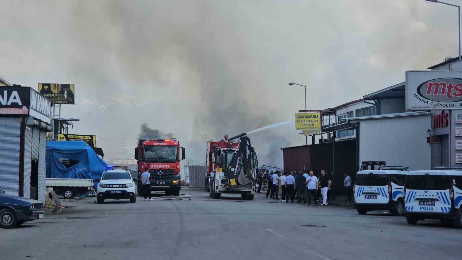Kayseri’deki hurda yangını 2 saatte söndürüldü 6 kayserideki hurda yangini 2 saatte sonduruldu 2 DhEkqcaL
