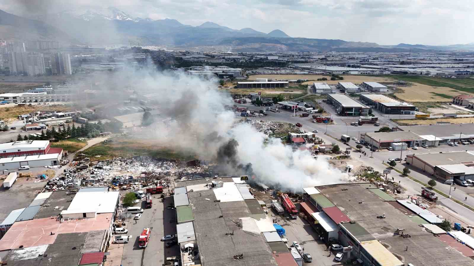 Kayseri’deki hurda yangını 2 saatte söndürüldü 9 kayserideki hurda yangini 2 saatte sonduruldu 5