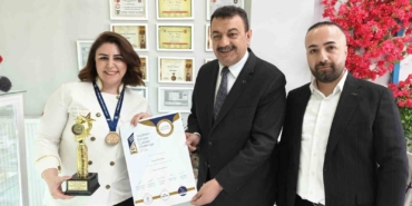kayserili-pasta-sefi-yunanistanda-turk-bayragini-dalgalandirdi-EUMCMBIC.jpg