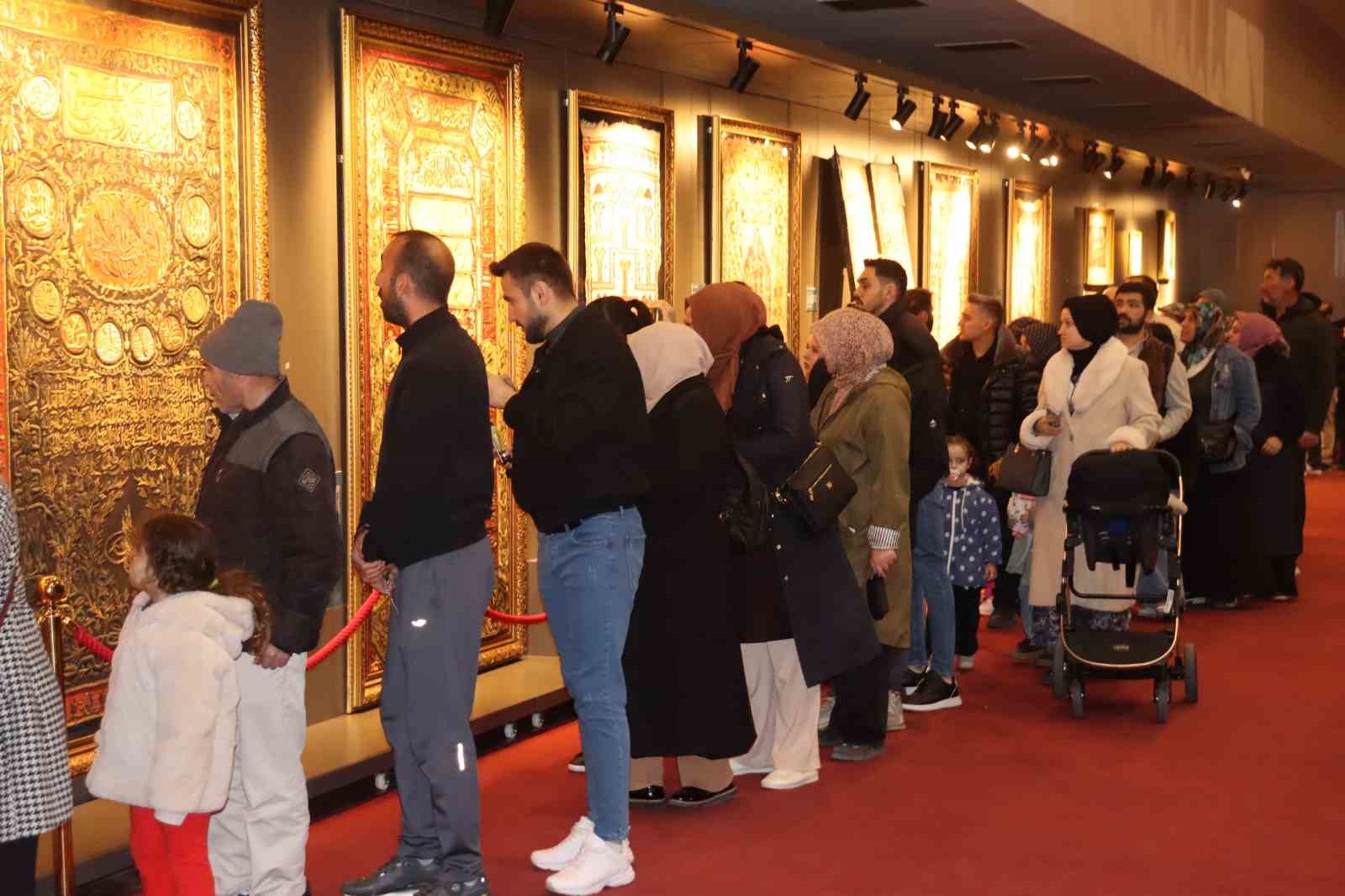 kayserililer iftarin ardindan kutsal emanetlere kostu 0 G6Gzjnbp