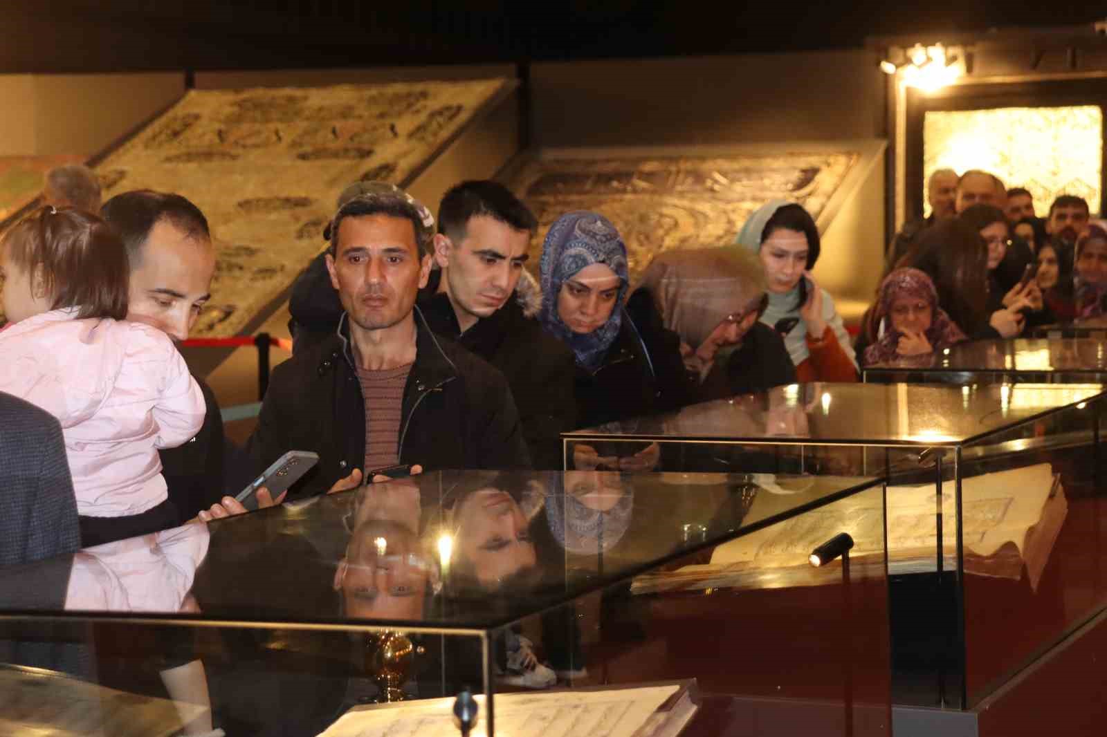 kayserililer iftarin ardindan kutsal emanetlere kostu 1