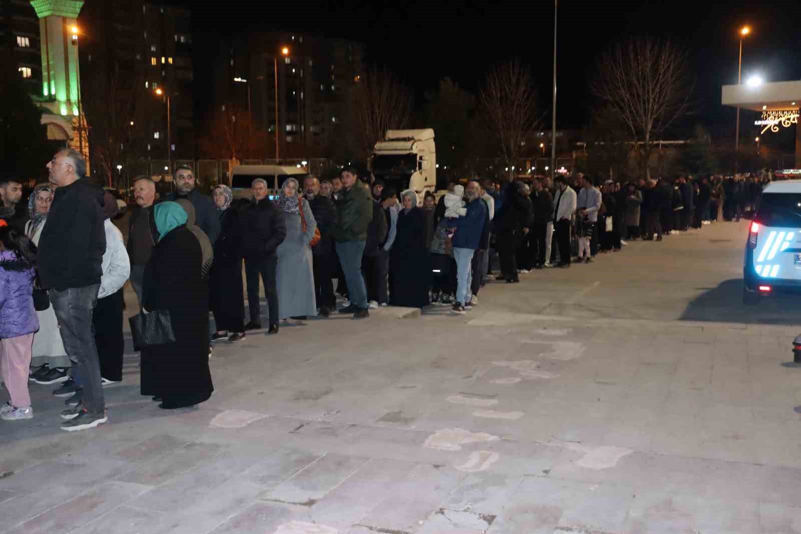 kayserililer iftarin ardindan kutsal emanetlere kostu 2 Cpc4E3em