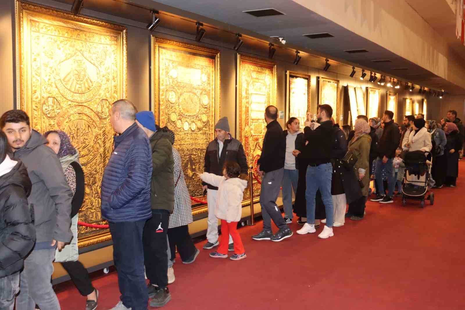 kayserililer iftarin ardindan kutsal emanetlere kostu 4 7lS24EHP
