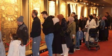 kayserililer-iftarin-ardindan-kutsal-emanetlere-kostu-W4rhz1x5.jpg