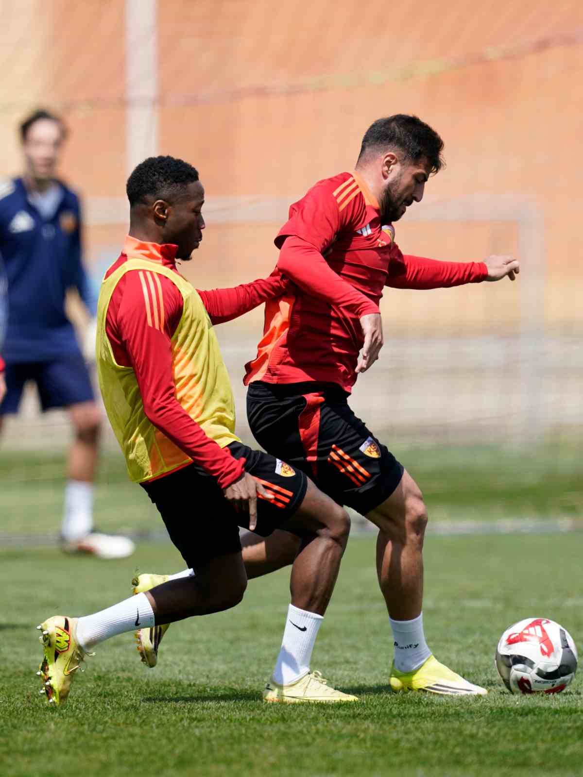 kayserispor fenerbahce maci hazirliklari basladi 1 8HW6BHEL