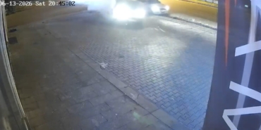 kaza-ani-kamerada-is-yerine-carpmaktan-son-anda-kurtuldu-tzWCKmDA.jpg