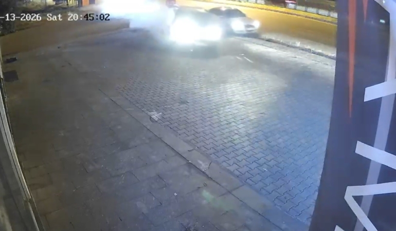 kaza-ani-kamerada-is-yerine-carpmaktan-son-anda-kurtuldu-tzWCKmDA.jpg