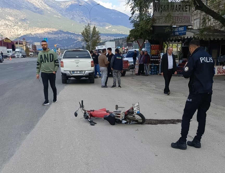 kaza ani kamerada otomobille carpisan motosikletin surucusu agir yaralandi 1 7Xkb2fQV