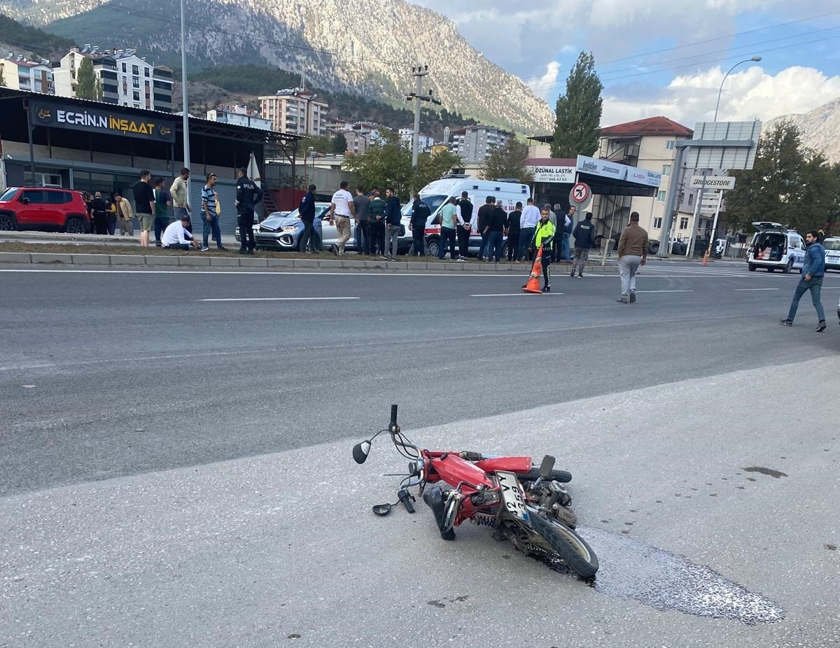 kaza ani kamerada otomobille carpisan motosikletin surucusu agir yaralandi 2 pLbJfNZa