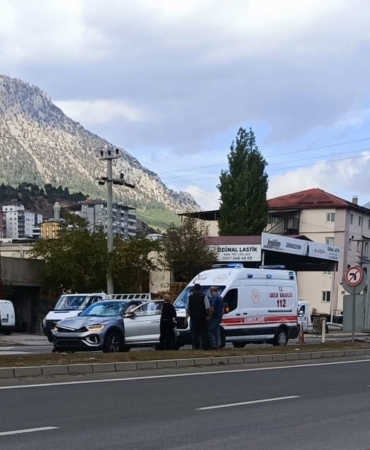 kaza-ani-kamerada-otomobille-carpisan-motosikletin-surucusu-agir-yaralandi-siLSDZlf.jpg