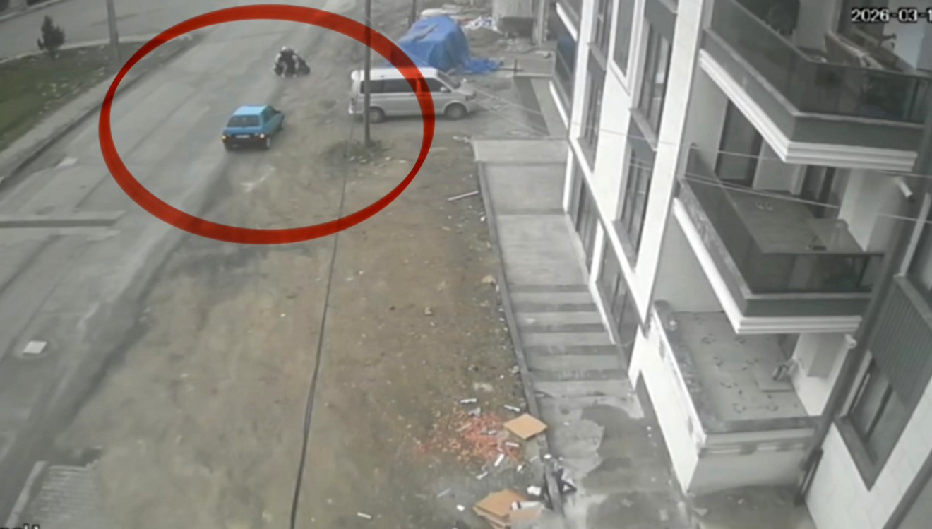 kaza atlatan otomobil geri donup motosiklete carpti o anlar kamerada 1