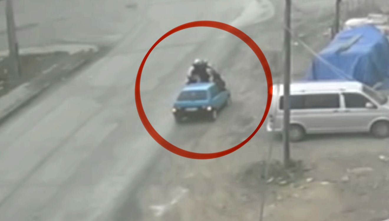 kaza atlatan otomobil geri donup motosiklete carpti o anlar kamerada 2