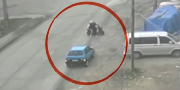 kaza-atlatan-otomobil-geri-donup-motosiklete-carpti-o-anlar-kamerada-N3CKidSq.jpg