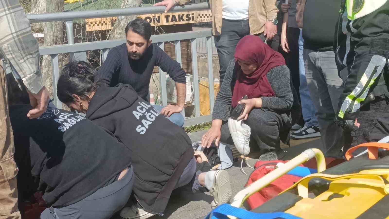 Kaza haberini alıp geldi, kızının elini tutup başını okşayarak teselli etti 4 kaza haberini alip geldi kizinin elini tutup basini oksayarak teselli etti 0 zyEIJqJw
