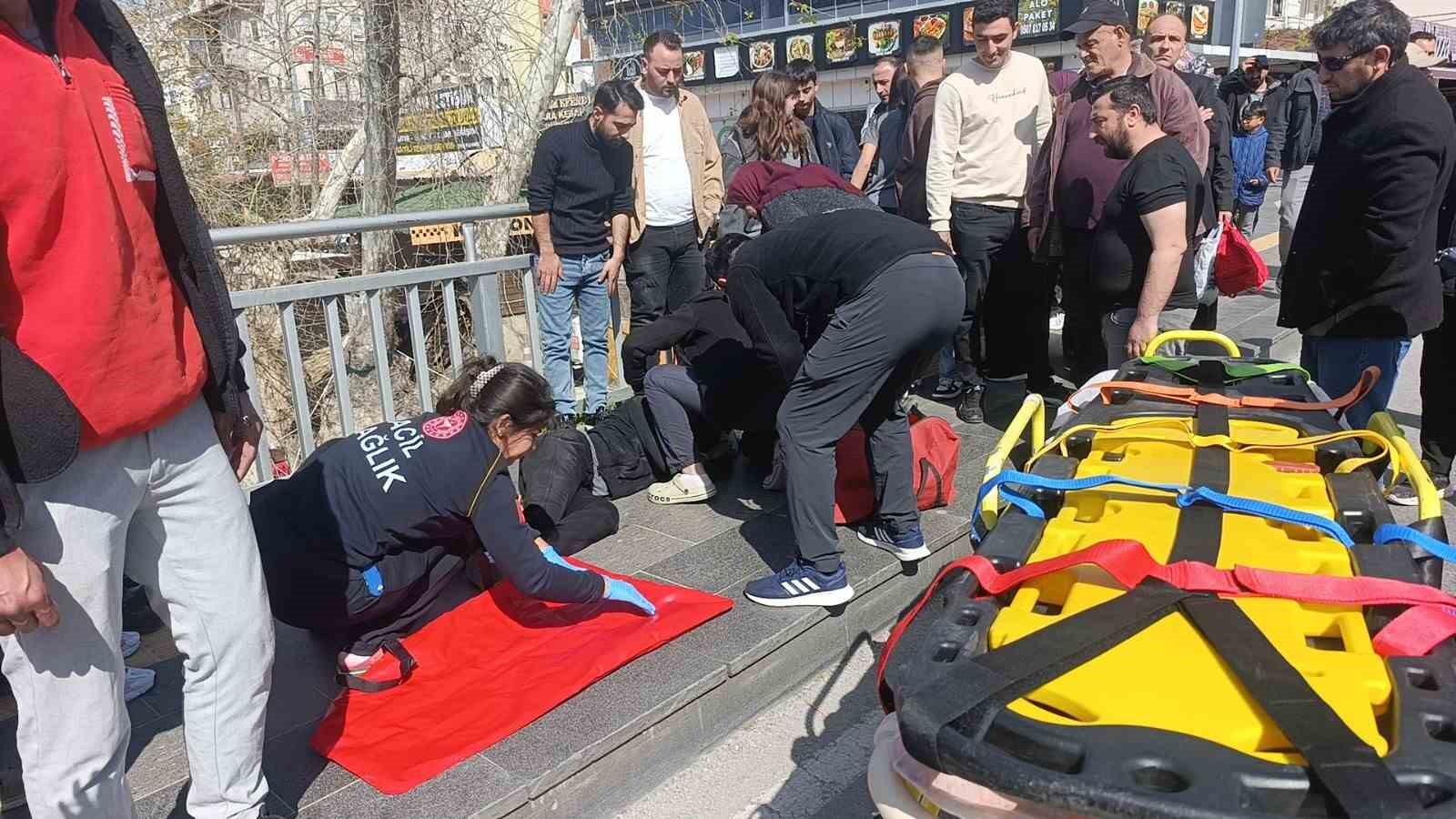 Kaza haberini alıp geldi, kızının elini tutup başını okşayarak teselli etti 5 kaza haberini alip geldi kizinin elini tutup basini oksayarak teselli etti 1 f8OgS6Az