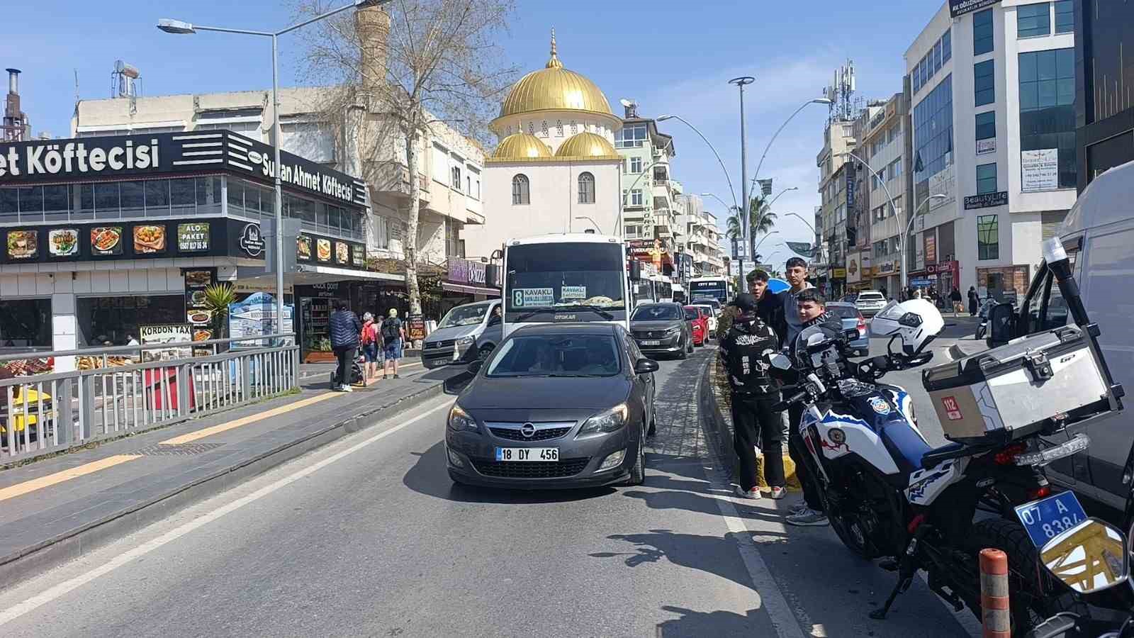 Kaza haberini alıp geldi, kızının elini tutup başını okşayarak teselli etti 6 kaza haberini alip geldi kizinin elini tutup basini oksayarak teselli etti 2 MzmSVLTd