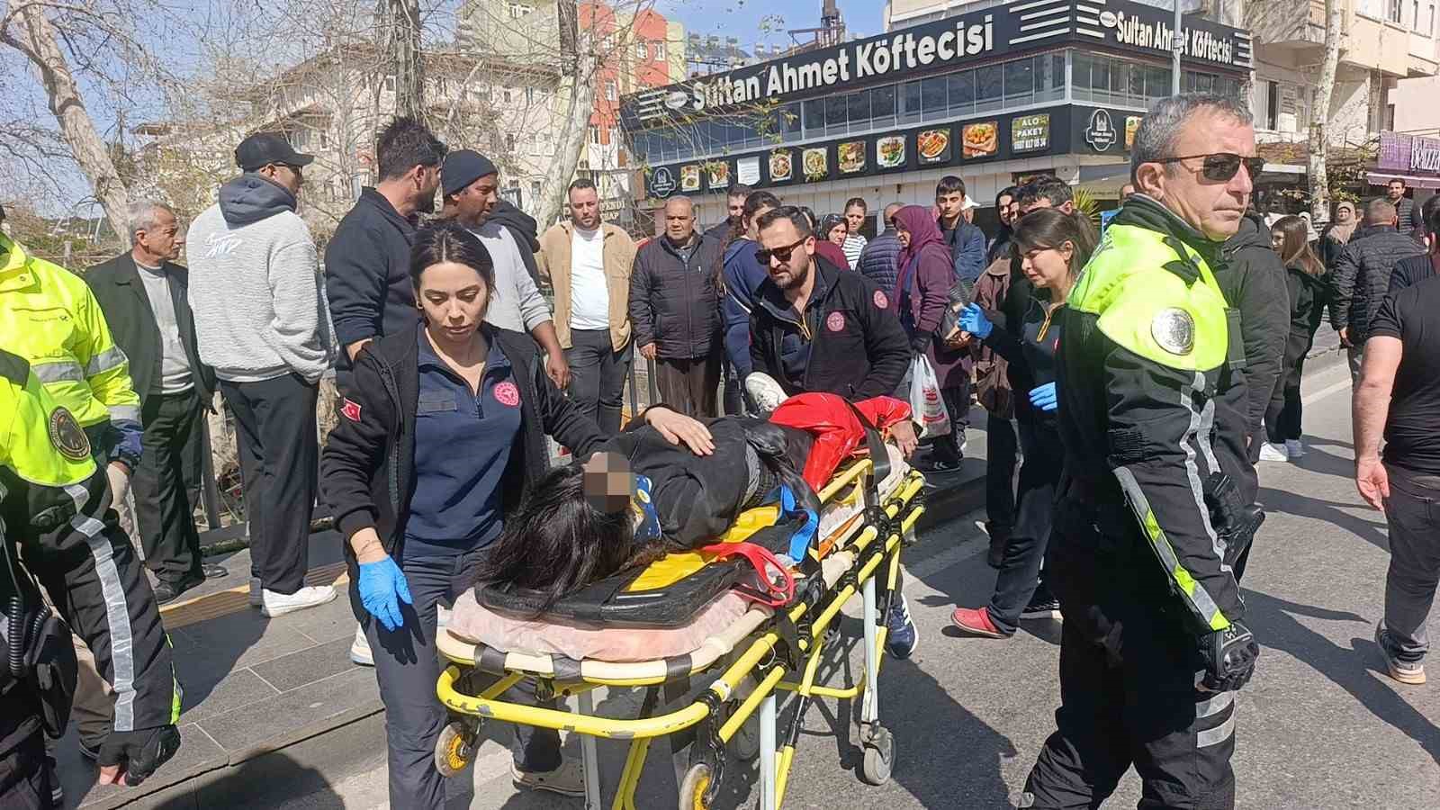 Kaza haberini alıp geldi, kızının elini tutup başını okşayarak teselli etti 8 kaza haberini alip geldi kizinin elini tutup basini oksayarak teselli etti 4 7rKekIcU