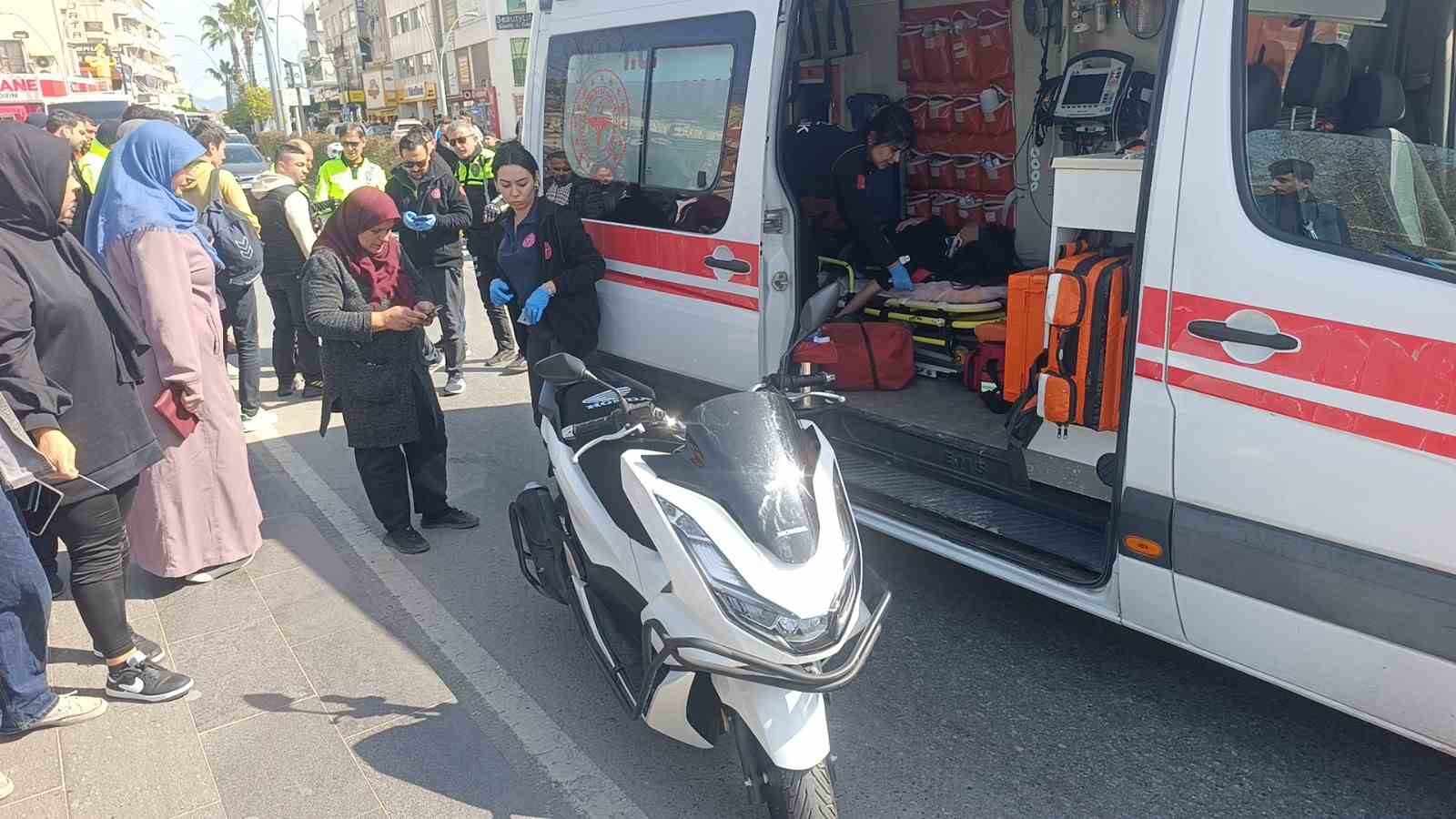 Kaza haberini alıp geldi, kızının elini tutup başını okşayarak teselli etti 9 kaza haberini alip geldi kizinin elini tutup basini oksayarak teselli etti 5 ewZUZ3yH